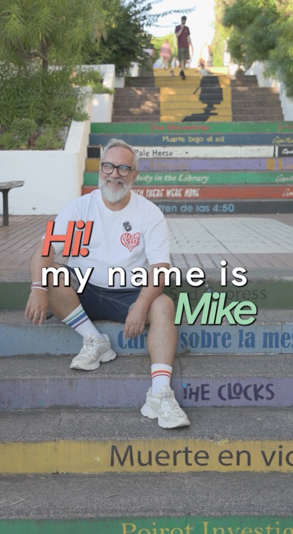 Teacher Mike sentando en las escaleras